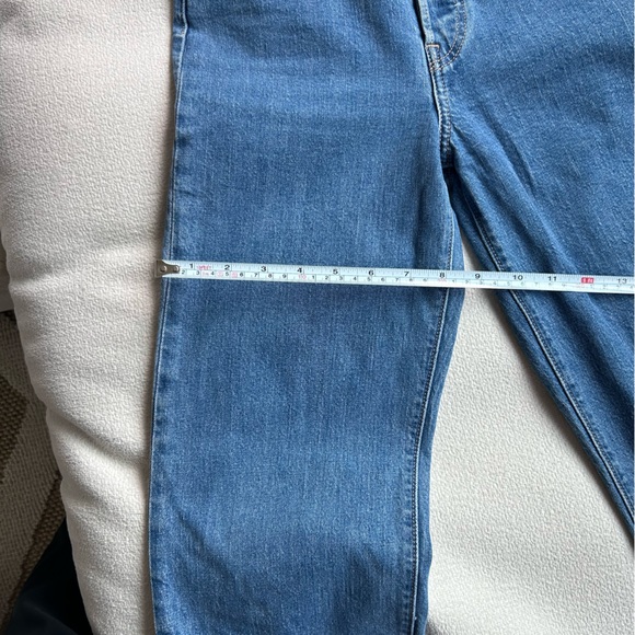 Levi women’s straight leg Jean, ankle length, medium wash - Picture 8 of 8